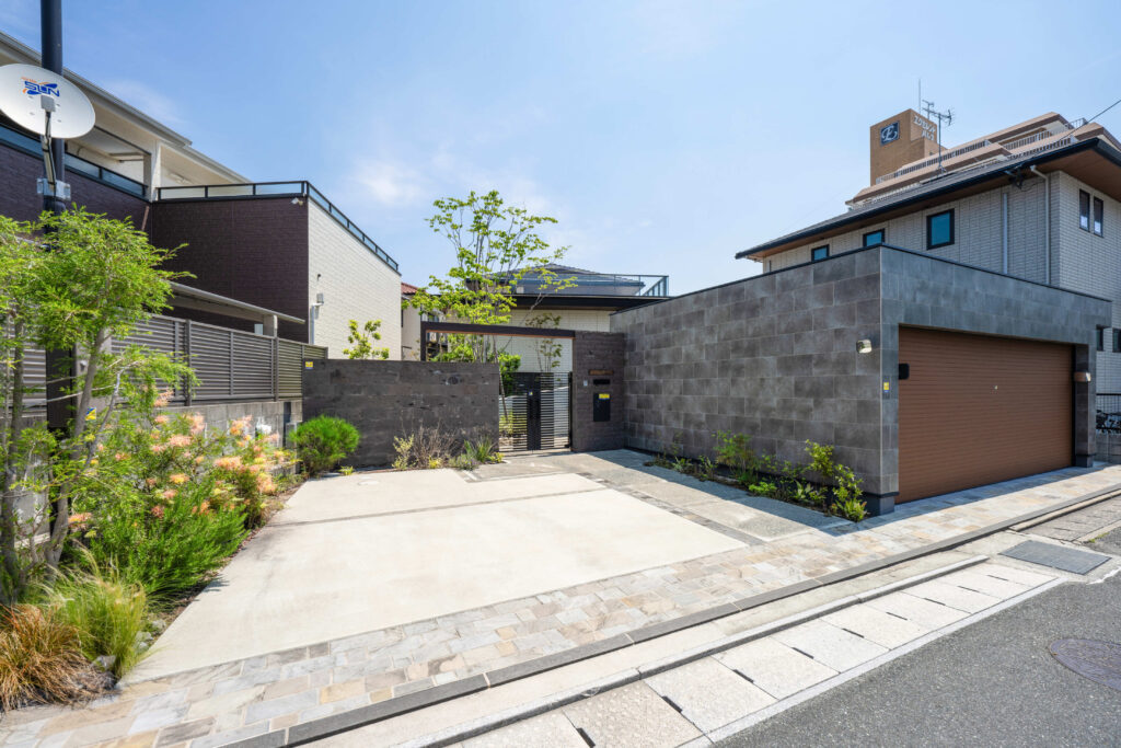 ガレージとの繋がりを持った庭
