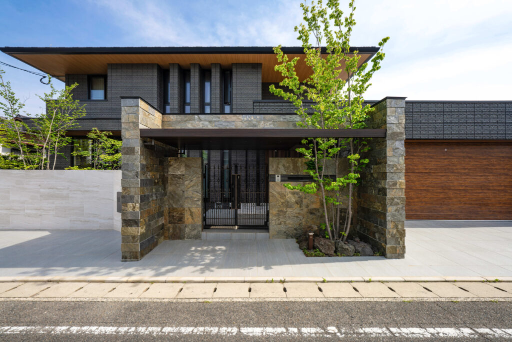 石の重みある門前にシンボルツリー