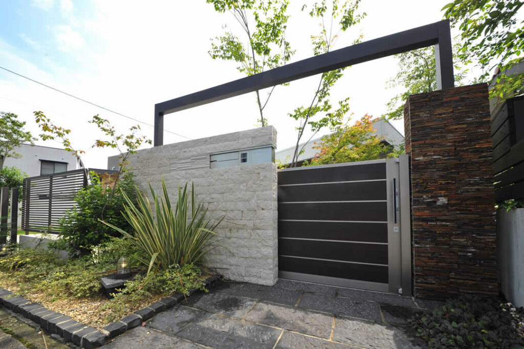 多種多様な植栽のアプローチの庭