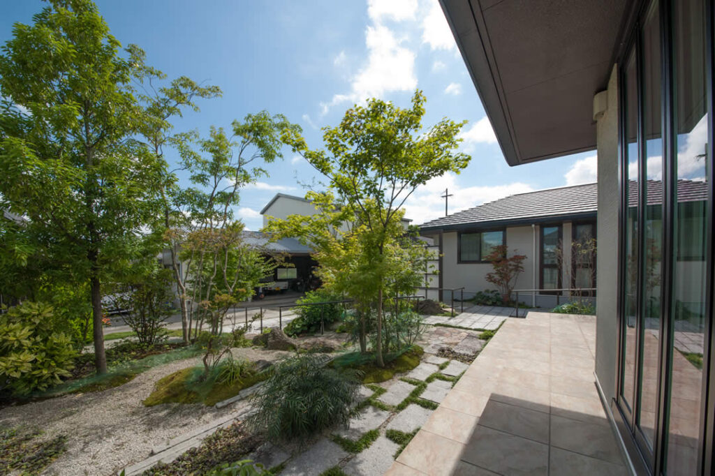 和を楽しむ、上質な重厚空間の庭