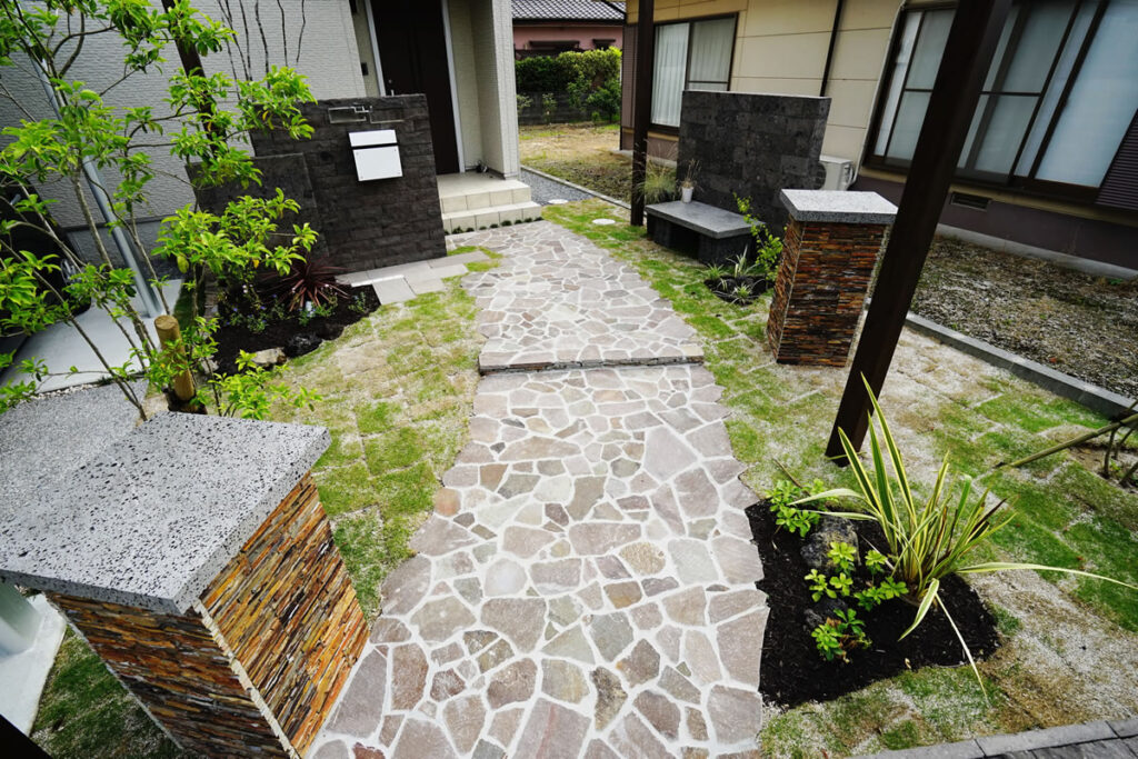 安らげる場所、自然石のアプローチと緑