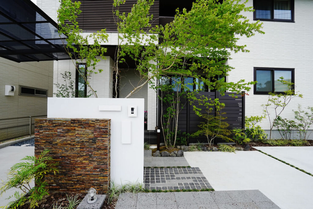 石張りをアクセントにバランス感ある庭